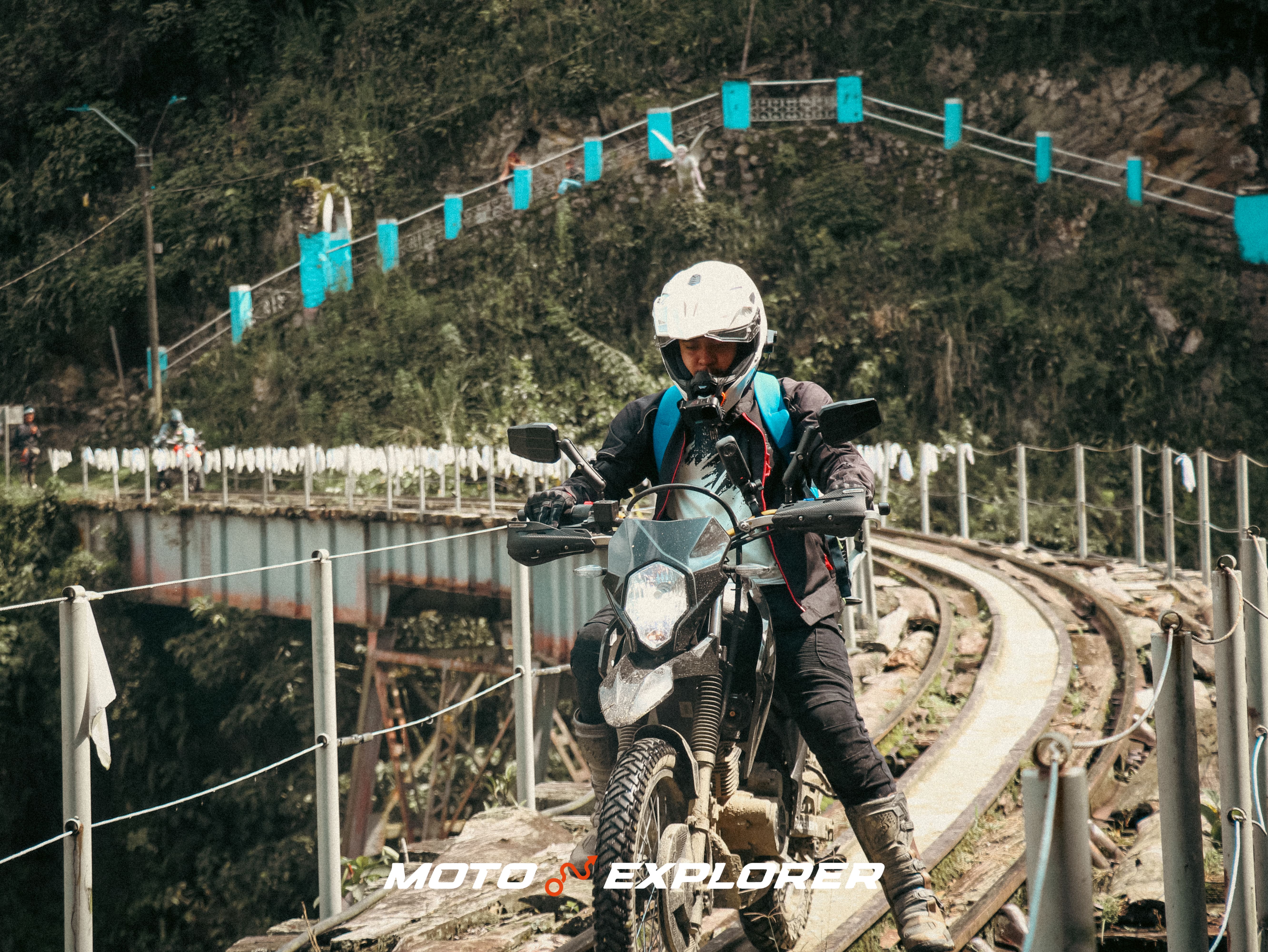 Cruzando un puente en la AKT TTR 200
